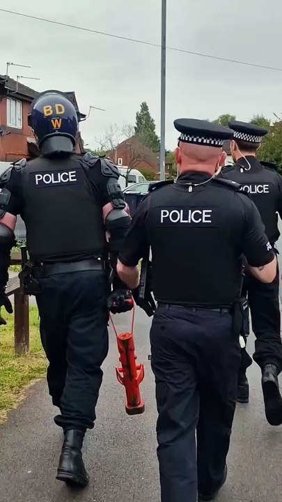 Watch as police storm Freckleton home and seize suspected cocaine in raid that leads to man's arrest