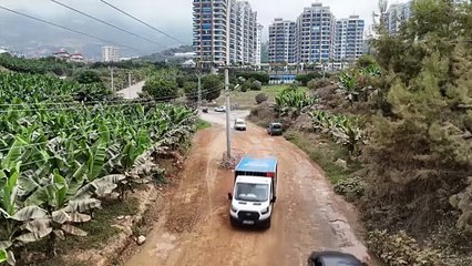 Yol genişletildi elektrik direği yolun ortasında kaldı