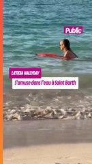 Laeticia Hallyday s'amuse dans l'eau à St Barth