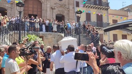 A Capaci i funerali della giovane pallavolista morta in una villa