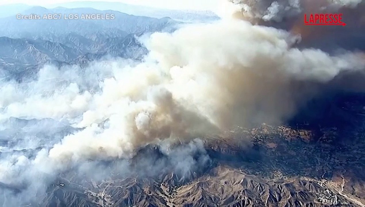 Los Angeles, fiamme a nord della citt?: le immagini aeree dei pompieri, migliaia gli evacuati