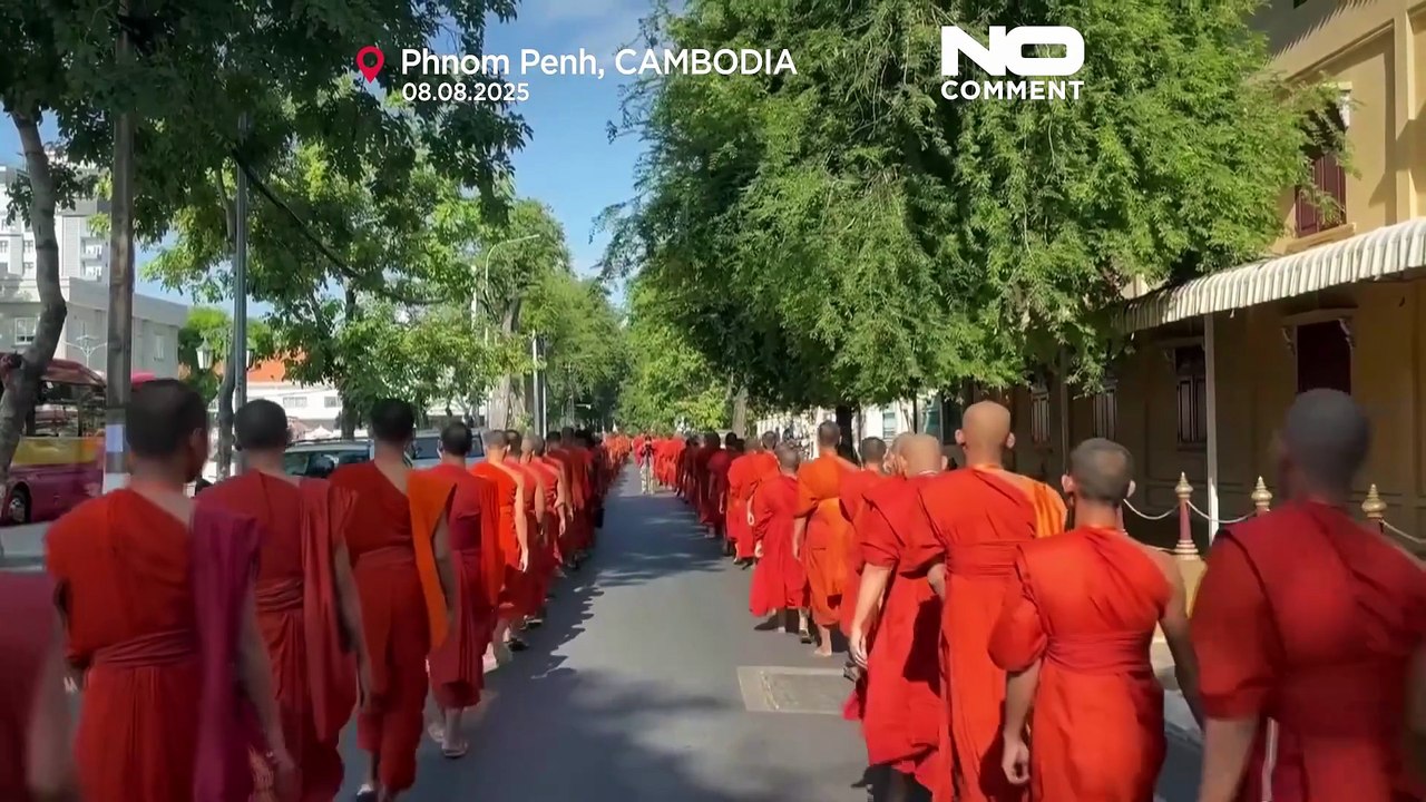 الرهبان الكمبوديون يكرمون قتلى الاشتباكات الحدودية مع تايلاند