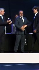 La emoción de Marcos Ginocchio al recibir su título universitario.