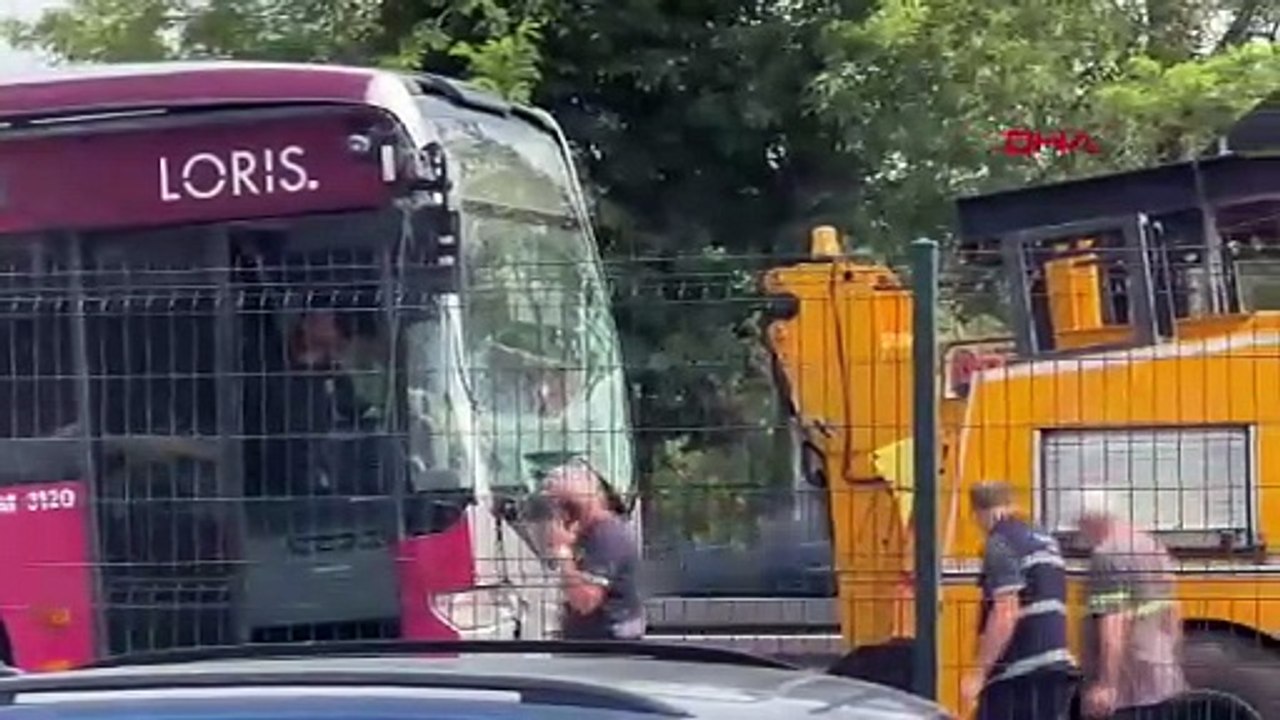 Esenyurt'ta metrobüs, metrobüse çarptı
