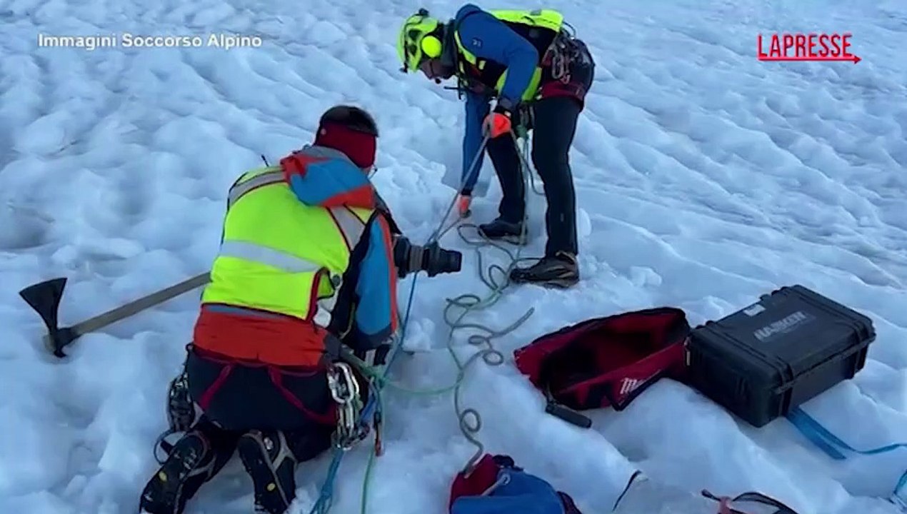 Monte Rosa, alpinista cade per 20 metri in un crepaccio: il video dei soccorsi