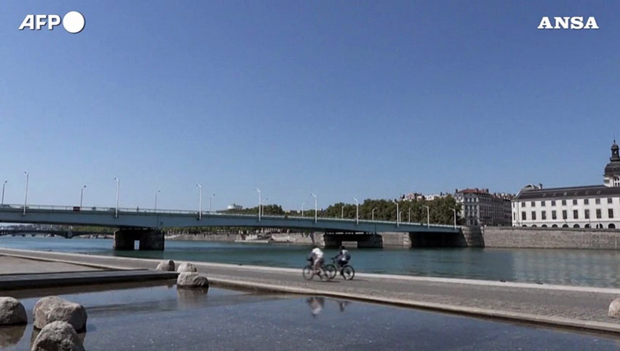 Francia nella morsa del caldo, a Lione ci si 'rinfresca' lungo il Rodano