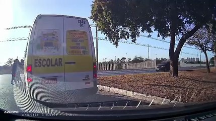 Motorista de van escolar derruba motociclista