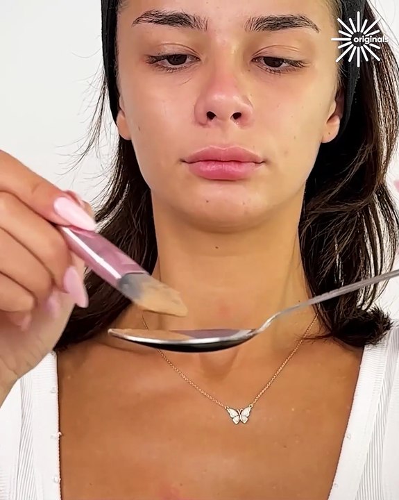This makeup hack is so weird… but it works! 🤯💄
