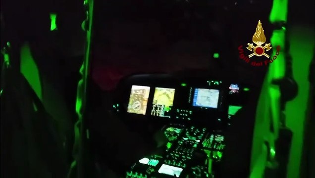 Drago VF151, l'elicottero dei vigili del fuoco di Bologna in volo per il primo soccorso notturno