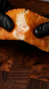 Fried bread stuffed with sausages and cheese#fypageシ #foryourpage #cooking #homecooking #goodfood #snacks #foodlovers #recipe #simplerecipe #partyfood #sausages #eating #foodie #yummyfood #friedbread #deliciousfood
