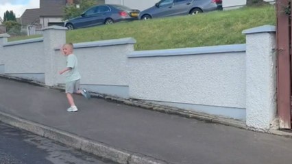 Little boy chases mom’s car just to say one last warm goodbye