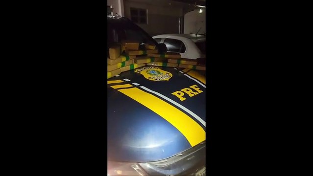 Perseguição na BR-101 termina com carro acidentado e 11 quilos de maconha apreendidos pela PRF em Penha