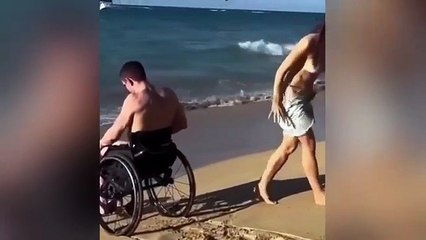 IL SUO AMORE È RIMASTO PARALIZZATO , MA LEI NON GLI VOLTA LE SPALLE E GUARDATE CHE FA PER LUI!!