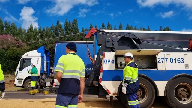 Carreta tomba na BR-277 entre Cascavel e Santa Tereza do Oeste
