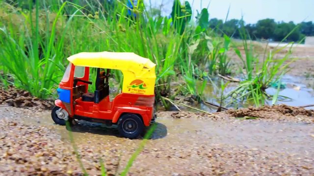 CNG Auto Rickshaw 3 Wheeler Accident Muddy River Pulling Out Mini Jcb 3dx Tractor Cartoon _ CS Toy