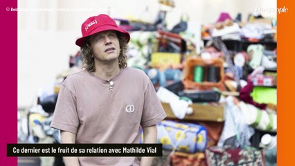 Alex Lutz pose avec son fils Ferdinand, même style en plus grand que lui ! Mathilde complète cette rare apparition en famille