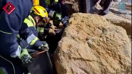 Rescatan a un hombre que quedó atrapado tras adentrarse entre las rocas de Torrevieja