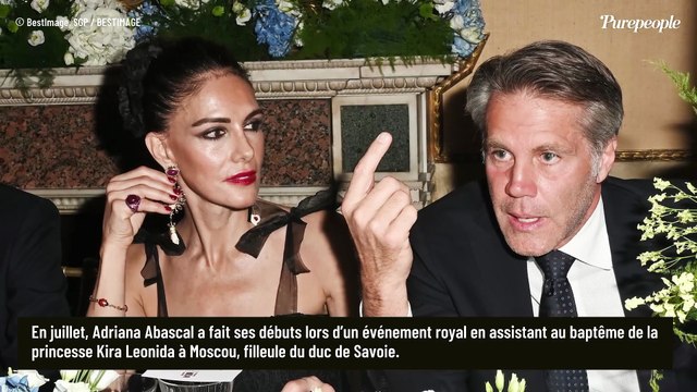 Emmanuel Philibert de Savoie fait découvrir son coin de paradis corse à sa compagne Adriana : une magnifique maison les pieds dans l'eau