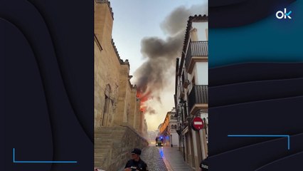 Incendio en la mezquita de Córdoba: fuego en uno de los laterales del templo