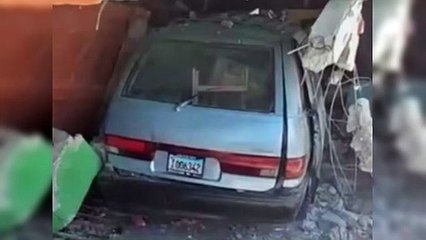 Accidente: 10 heridos tras choque de minibús en un colmado