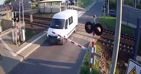 Milagro en Polonia: camioneta destrozada por un tren y el conductor sale ileso