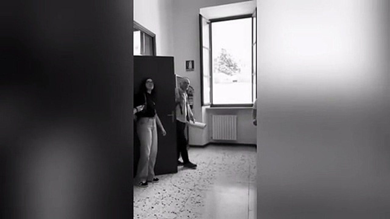 PROFESSORE VA IN PENSIONE E QUANDO ESCE DALLA SCUOLA PER L’ULTIMA VOLTA GUARDATE CHE SUCCEDE!!