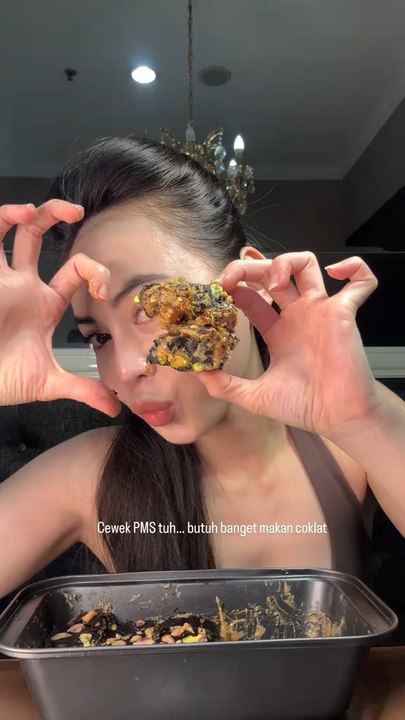 PMS craving Boleh kok makan coklat asal mindful, Aku bikin coklat homemade ini buat cewek yang PMS