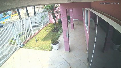 Homem sem CNH tenta dirigir, perde controle e bate carro contra muro de residência na Grande Curitiba
