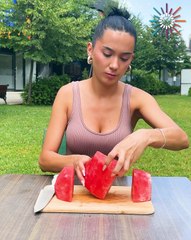 Have you ever seen this kind of watermelon sandwich before? 🍉😋