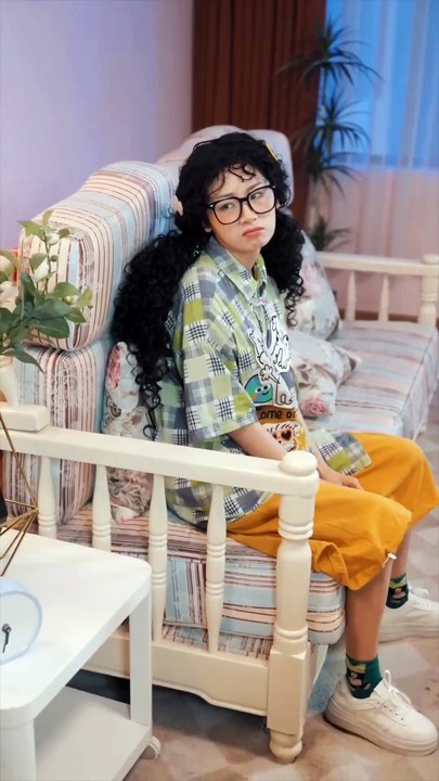 Everyone Mock This ‘Ugly’ Girl With Curls,But When She Straight Them _ Show Up Gorgeous,All Stunned!