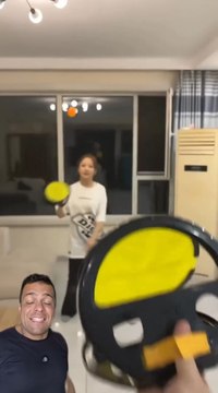 Uma raquete incrível em formato de Pac-Man! 🎮🎾Com um design super inovador, ela abre para lançar a bola e fecha para capturar o arremesso. Diversão garantida para crianças e adultos! 😍#tech #tênis #esporte #gadgets