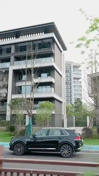 In his previous life, he hated her for drugging him and forcing her to have sex with him, leaving her to wait in an empty house for ten years. It wasn't until she died on the day of their divorce that he finally regretted his actions. Reborn and returning