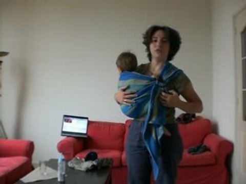 Portage en sling - installer l'enfant