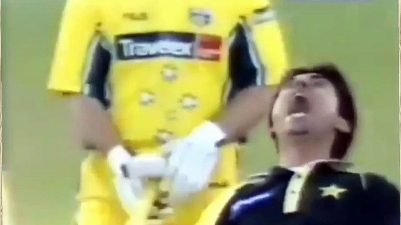 3 Dismissals of Adam Ghilchrist by Saqlain Mushtaq.
