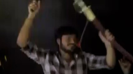 तलवार से काटा बर्थडे केक, हुआ ये एक्शन