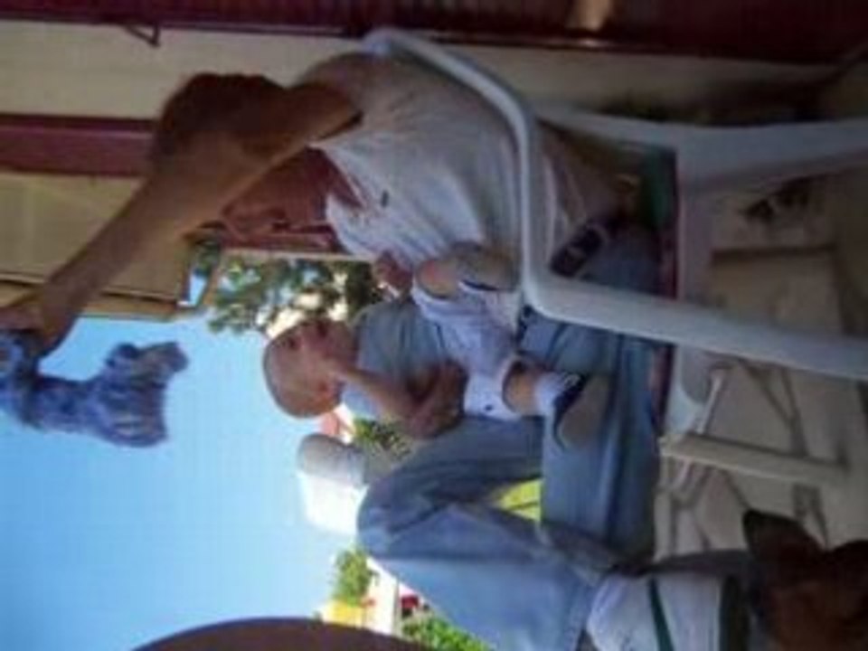 Tonton Fabrice fait le chimpanzé