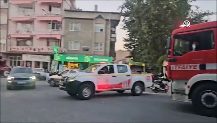 Balıkesir'de meydana gelen depremde bir bina yıkıldı