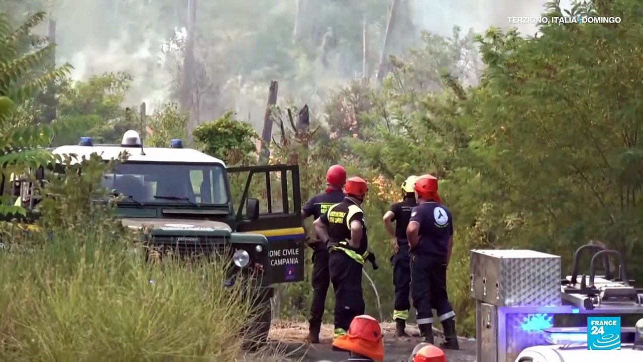 Bomberos combaten devastadores incendios forestales en Europa en medio de la crisis climática