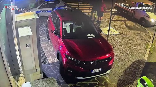 Dopo tre spaccate, parcheggia il Suv sul marciapiede per difendersi: ma viene multato