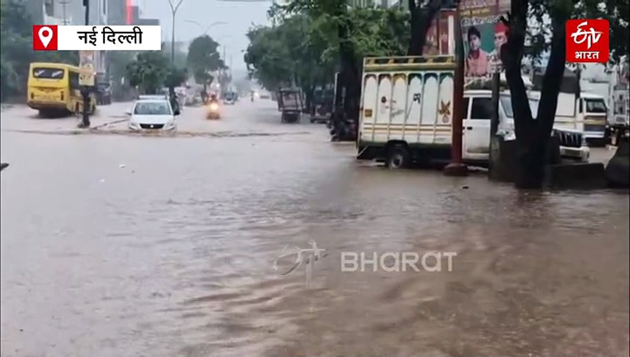 दिल्ली में फेस्टिवल वाले दिन सरकारी दावे फेल! पानी में डूबीं सड़कें, जगह-जगह जलभराव; लंबे जाम में फंसे हैं लोग