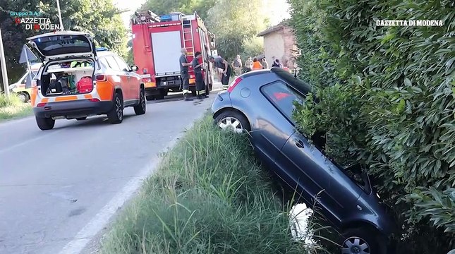 Due auto finiscono nel fosso dopo il pauroso schianto: i soccorsi e la dinamica