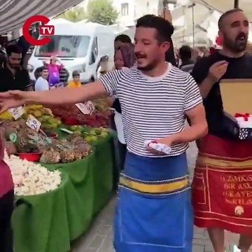 Sahte diploma skandalı gündemden düşmüyor! Pazarcılar pazarda 'diploma' dağıttı