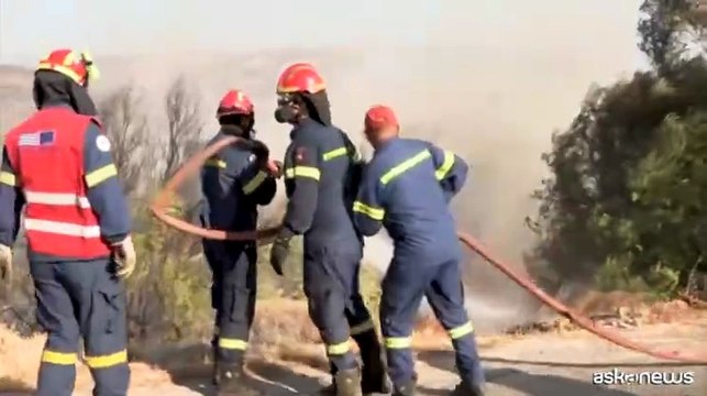 Gli incendi devastano il Sud-est della Grecia alimentati dai venti