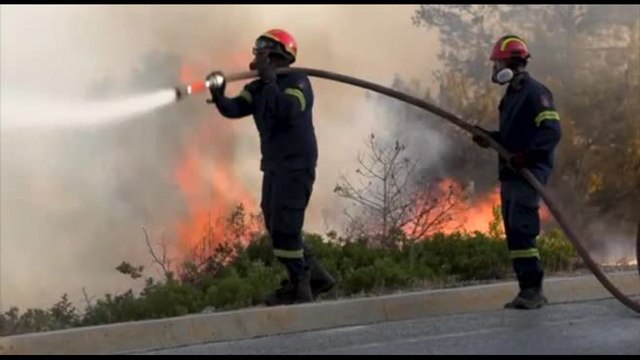 Gli incendi devastano il Sud-est della Grecia alimentati dai venti