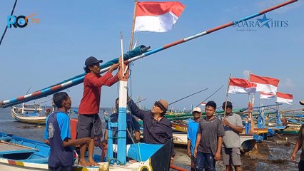 Kang Mahdi Ganti Bendera Merah Putih Nelayan yang Usang