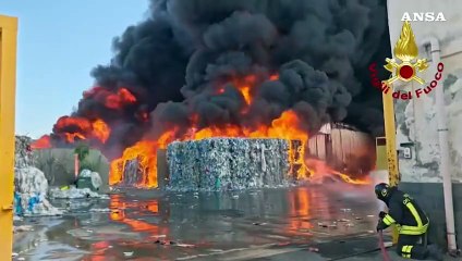 Brucia un centro di stoccaggio rifiuti a Catania, densa nube nera