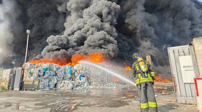 Catania, incendio divampa in una ditta di stoccaggio rifiuti nella zona industriale (09.08.25)
