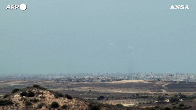 Paracadute con aiuti umanitari cadono sulla Striscia di Gaza