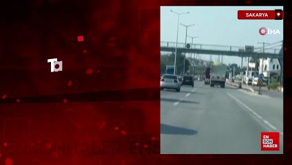 Sakarya'da taşıdığı yükü yola savurarak ilerledi