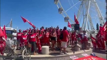 Il video dello sciopero dei bagnini a Rimini, in cento sfilano in spiaggia: «Più sicurezza ma anche più più diritti»